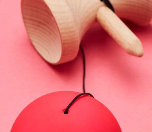 Pierwsze 9 trików, których każdy grający w Kendamę powinien się nauczyć Kendama