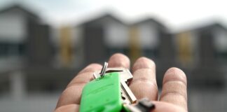 Jak odblokować kółka w fotelu obrotowym?
